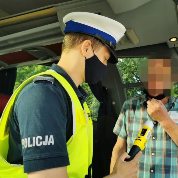 Mundurowi kontrolują autobusy