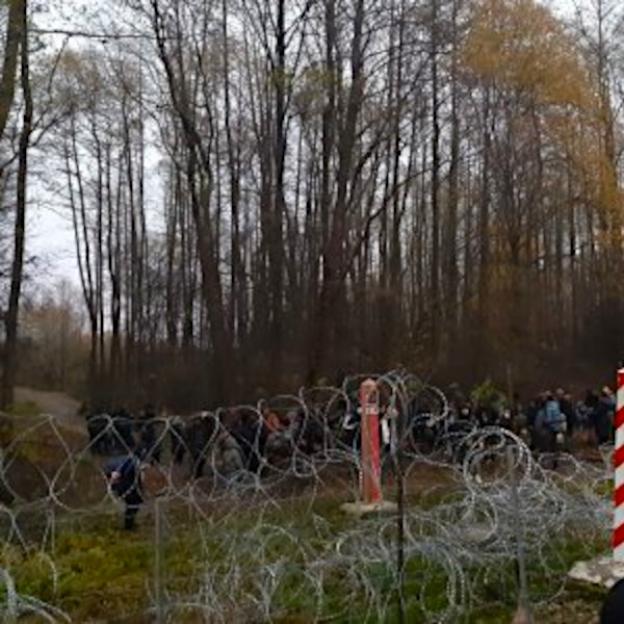 [VIDEO] Migranci po stronie białoruskiej podjęli próbę siłowego przedarcia się do Polski