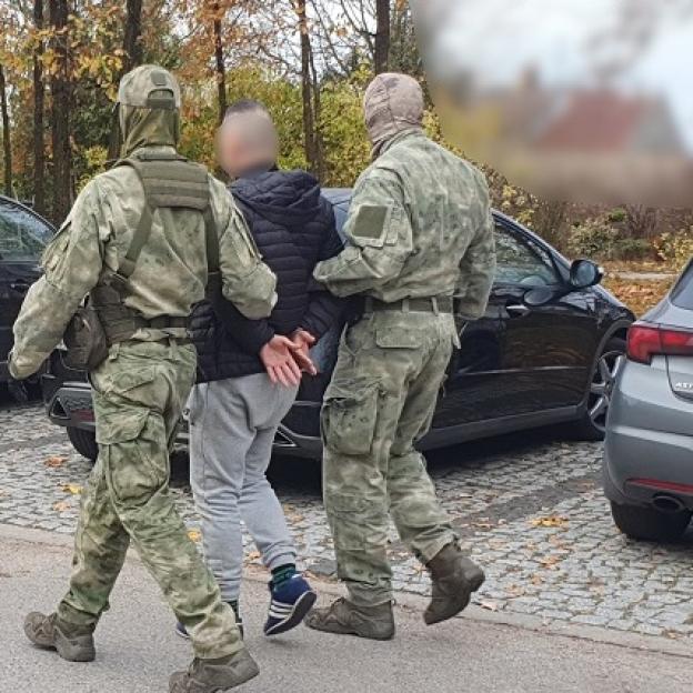 [VIDEO] Przemytnicy się zbroją. Kolejne auto z systemem anty-pościgowym. Strzały na drodze