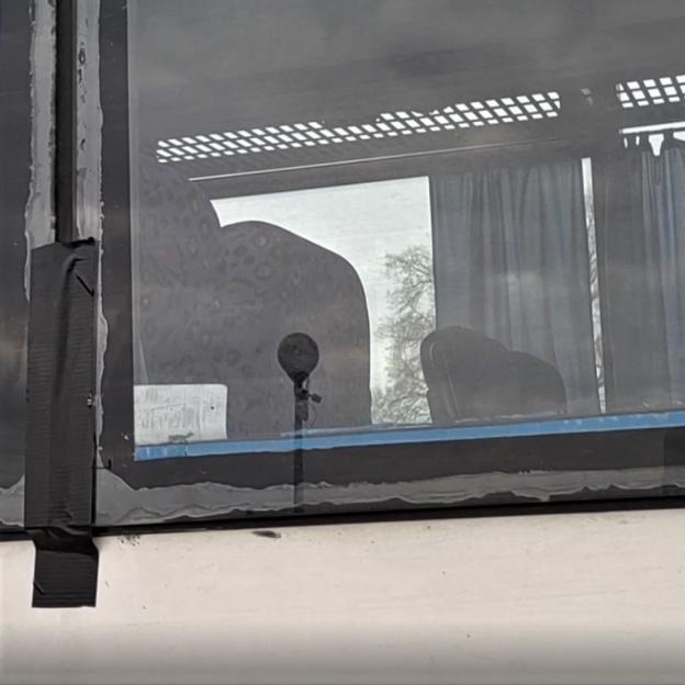 [VIDEO] Szyby autobusu szkolnego przyklejone taśmą