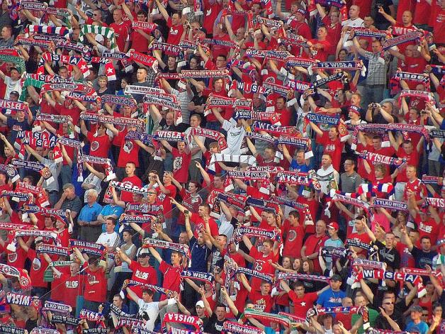 Rośnie frekwencja na meczach Ekstraklasy. Rozgrywki sportowe to biznes, który może mieć pozytywny wpływ na całą gospodarkę