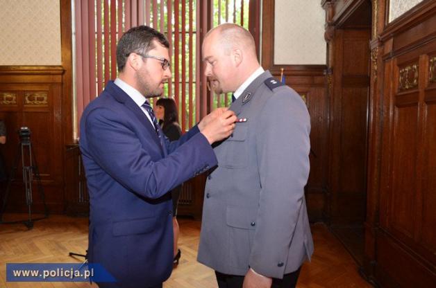 Krzyż za odzyskiwanie dzieł sztuki!