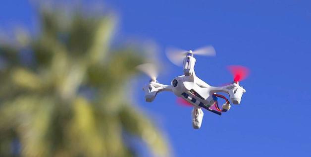 Firmy kurierskie inwestują w roboty. DHL testuje drony, które mogą przyspieszyć czas dostawy