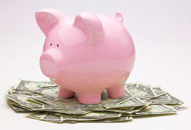 Rodzice i dziadkowie nagradzają za oceny gotówką. To uczy dzieci oszczędzania