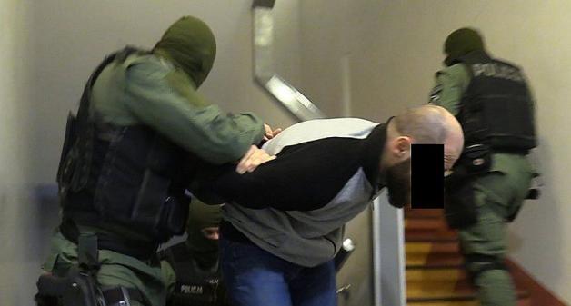 [VIDEO]  W ulicznym korku policja dorwała gangsterów z Poznania! Ośmiu bandytów zakutych w biały dzień