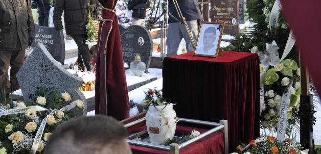 [VIDEO] Tłumy pożegnały Piotra Wawrzynowicza. Urna z prochami bestialsko zamordowanego studenta prawa spoczęła na cmentarzu w Świnoujściu