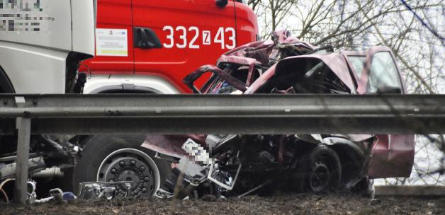 [VIDEO] Zachodniopomorskie: Zginęły dwie siostry służki. Ich punto zostało zepchnięte przez passata pod ciężarówkę