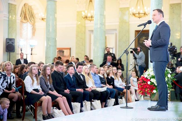 Wystąpienie Prezydenta RP podczas uroczystości wręczenia stypendiów ufundowanych przez Fundację: Dorastaj z Nami