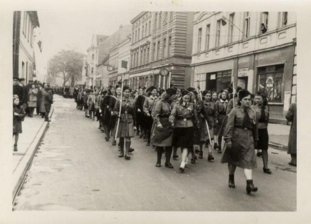 Manifestacja podczas obchodów Święta 3 Maja w Szczecinku w 1946