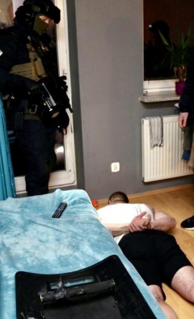 [VIDEO] Akcja na warszawskich Bielanach: Mogli wprowadzić na rynek kilkaset kilogramów narkotyków – zatrzymanych 27 osób