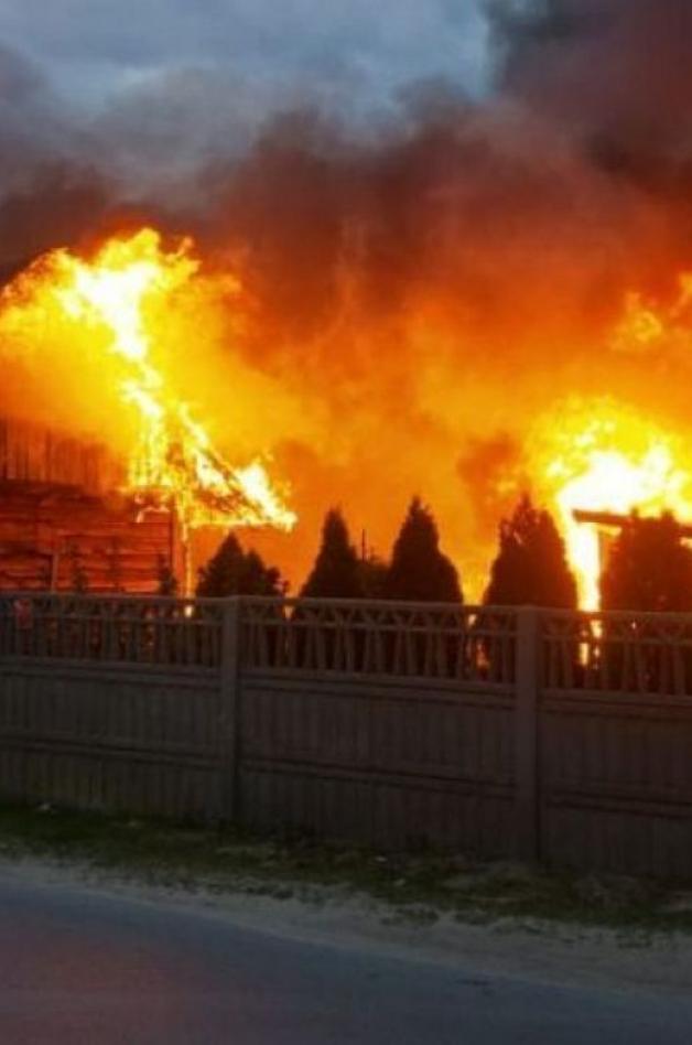 Uratowali staruszka z płonącego budynku