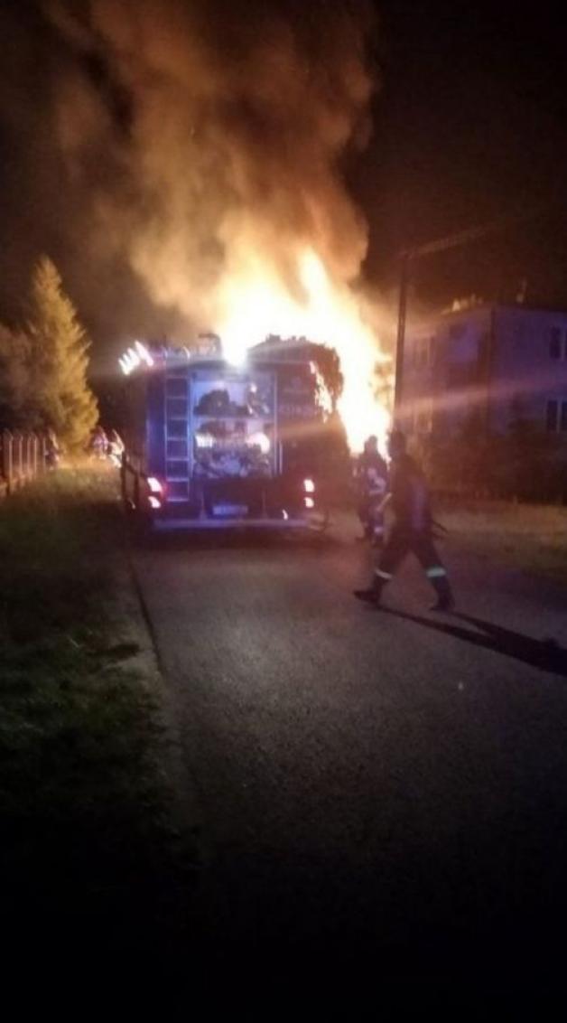 Uratowali staruszkę z płonącego domu