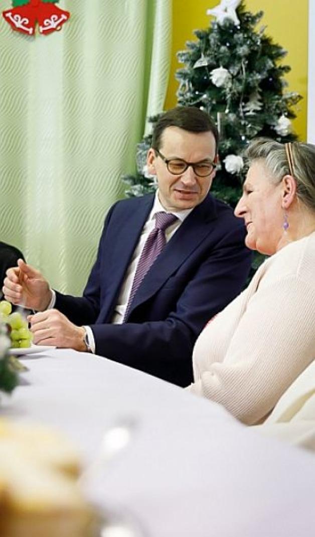 [VIDEO] Premier spotkał się przy wigilijnym stole z seniorami