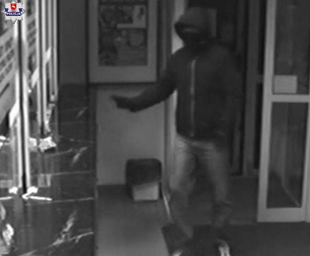 Napadł na pocztę z bronią gazową i strzelił do pracownicy. Został tymczasowo aresztowany