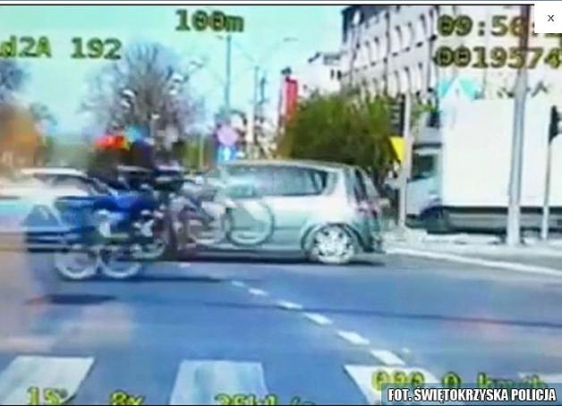 [VIDEO] Na jednym kole przejechał motorem przez skrzyżowanie! Dorwała go Policja!