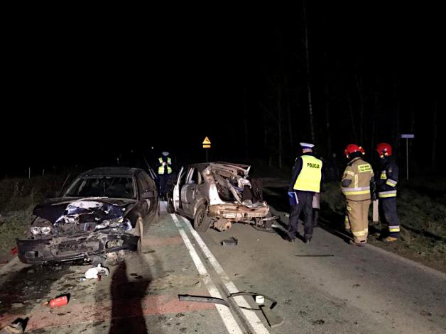 Zderzenie samochodu z pociągiem na DW667. Nie żyje 17-latek