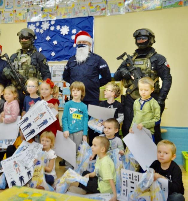 Dzielnicowi i kontrterroryści z prezentami u dzieci