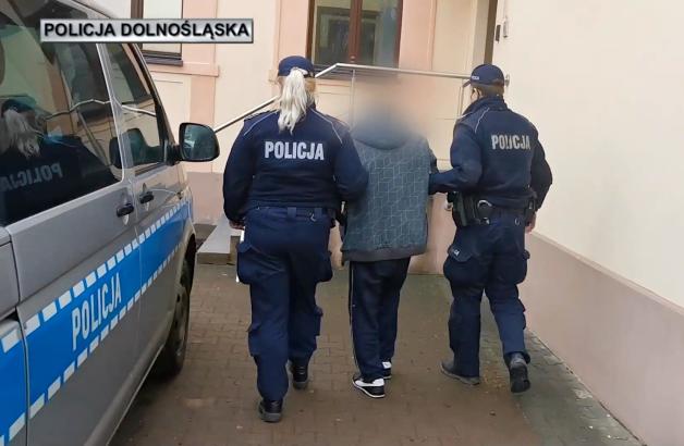 Nie zatrzymał się do kontroli drogowej, doprowadził do kolizji i podczas ucieczki potrącił policjanta