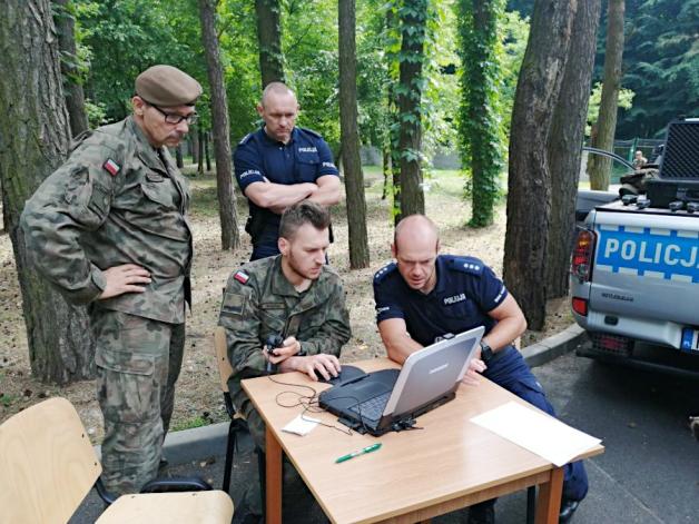 Policyjni instruktorzy szkolili żołnierzy WOT z poszukiwań osób