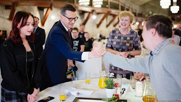 [VIDEO] Premier podczas Gali Rodzicielstwa Zastępczego: jesteście superbohaterami, którzy walczą z nieufnością, traumami i lękami – i przezwyciężacie je