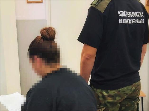 Byli w kontakcie z Rosjanami. Aktywiści zostawili kobietę na granicy w lesie . 