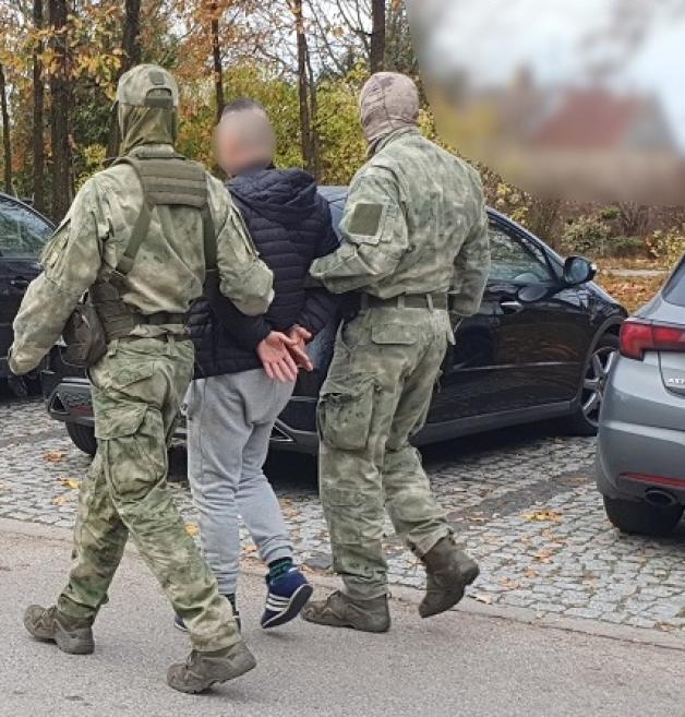 [VIDEO] Przemytnicy się zbroją. Kolejne auto z systemem anty-pościgowym. Strzały na drodze