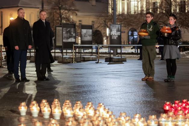 [VIDEO] ŚWIATŁO WOLNOŚCI w 41. rocznicę wprowadzenia stanu wojennego. Znicze zapalili również  Ambasadorowie Ukrainy, Belgii, Hiszpanii, Litwy oraz przedstawiciele ambasad m.in. Słowacji, USA, Wielkiej Brytanii i Irlandii Północnej i Francji
