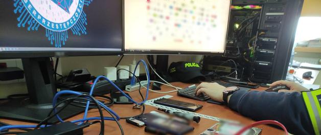 Sprzedawali porno zdjęcia ze swoimi dziećmi. Podkarpacki pion PZ PK skierował akt oskarżenia za gwałty na małoletnich oraz produkcję i rozpowszechnienie materiałów pornograficznych z udziałem dzieci