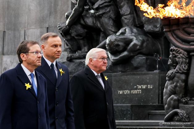 Prezydenci Polski Andrzej Duda, Izraela Isaac Herzog oraz Niemiec Frank–Walter Steinmeier z Małżonkami wspólnie wzięli udział w obchodach upamiętniających 80. rocznicę wybuchu Powstania w Getcie Warszawskim.