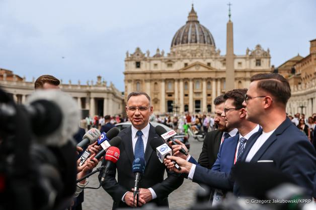 [VIDEO] O bieżących sprawach Polski  wypowiadał się Prezydenta RP przed Bazyliką Św. Piotra