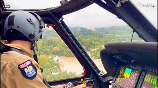 [VIDEO] Policyjne śmigłowce na ratunek powodzianom
