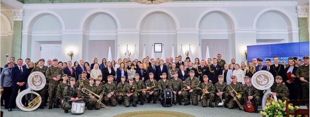 [VIDEO] Na zaproszenie Pary Prezydenckiej – Agaty Kornhauser–Dudy i Andrzeja Dudy – Orkiestra Reprezentacyjna Wojsk Obrony Terytorialnej uświetniła spotkanie z darczyńcami i organizatorami pomocy dla poszkodowanych podczas powodzi