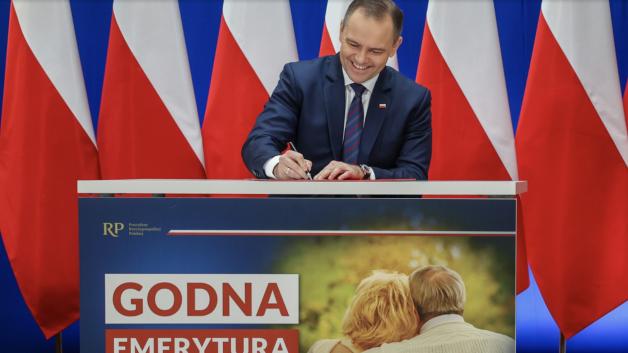 [VIDEO] Sochaczew. Podpisanie przez Prezydenta RP projektu inicjatywy ustawodawczej „Godna emerytura”